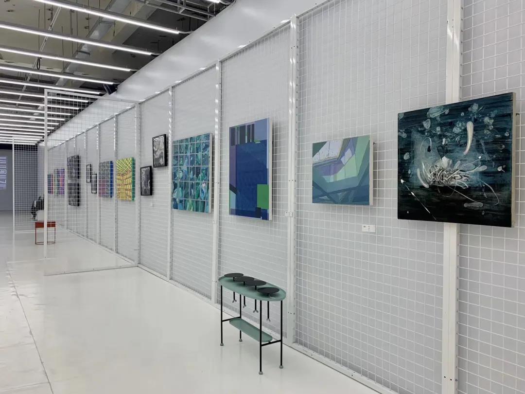 建筑师考虑到项目后期的运营方便，在园区中央广场内部设置了一个“蚕茧”造型的艺术表演空间——人文剧场。该构筑物被切割成二十余个水平钢结构单元，再由若干个竖向单元串联固定，形成初步造型，再进行加工得到最终效果，为园区增加一个充满无限可能的展示平台。